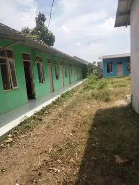 Dijual 2rumah plus 2 toko luas tanah 350mdan tanah kosong l