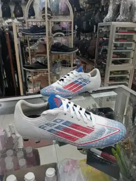 Sepatu bola insole jahitan