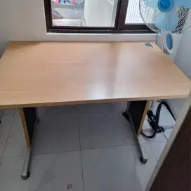 Meja kantor modera masih bagus dan berfungsi dengan baik