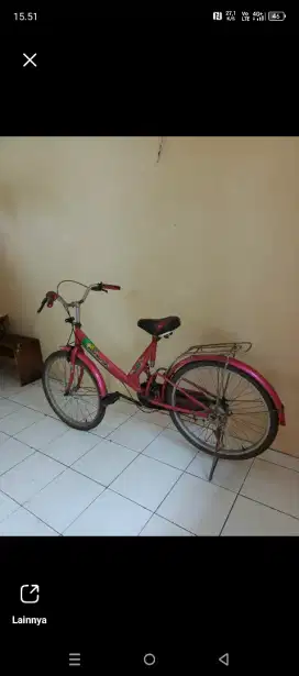 Sepeda wanita merah muda