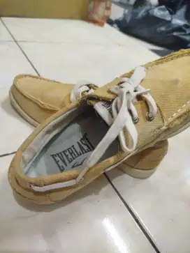 Sepatu semi slip on merk Everlast