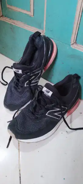 Sepatu NEW BALANCE. Size 42. Bs msk 41.ORI. Made in VIETNAM