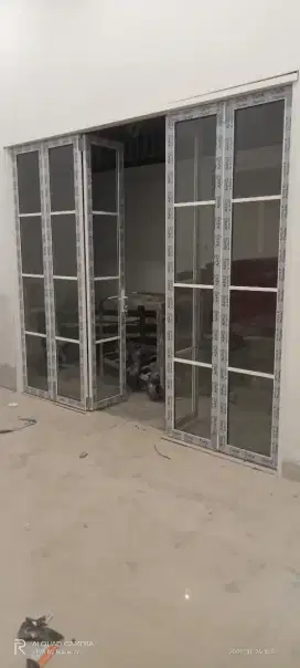 Pintu lipat aluminium kaca