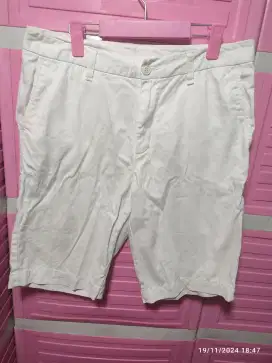 Giordano 
Jeans white 
Size 32/33
LP 42
Paha 29
Panjang 53