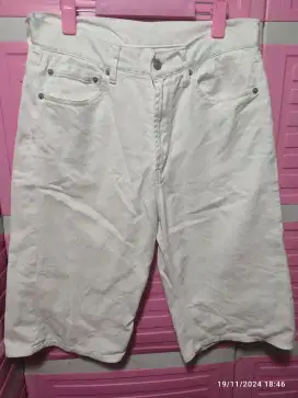 Fs900
Jeans white.
Size 30
LP 40.
Paha 31
Panjang 63