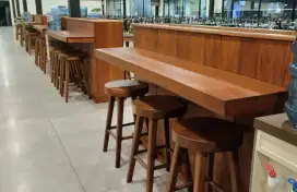 Meja bar besar set dengan 8 Kursi Kayu Utuh