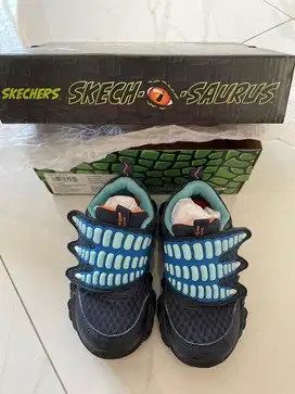 Sepatu skechers anak laki laki