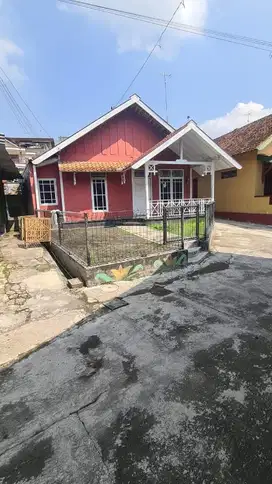 DIJUAL RUMAH BESAR &  MURAH  DEKAT ALUN-ALUN KOTA MAGELANG AKSES MOBIL