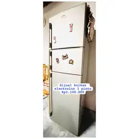 Dijual kulkas electrolux 3 pintu