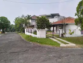 Rumah Dijual Peerlu Renovasi Di  Sentul City - View Pegunungan