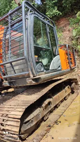 Hitachi 210F 2018 di Samarinda
Excavator