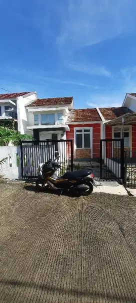 rumah sewa pagar dan kanopi full hadap timur bukit rancamaya residence