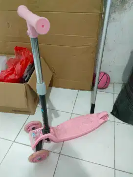 Scooter Lipat Anak Perempuan