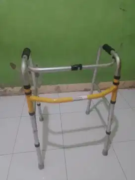 Jual cepat Tongkat walker untuk terapi jalan cuma 600 ribu nego