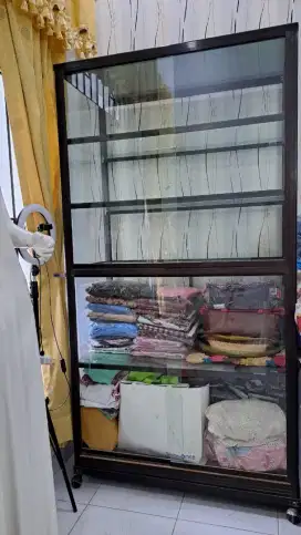 Lemari Etalase Kaca Aluminium Pajangan Jualan Preloved Bekas