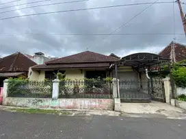 Rumah Tengah Kota di Jl. Taman Belimbing Peterongan