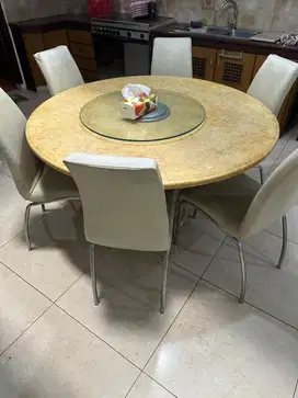 Meja dan kursi makan