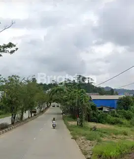 Tanah depan gerbang stadion palaran