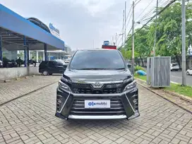 Toyota Voxy 2.0 Bensin-AT 2017 Hitam