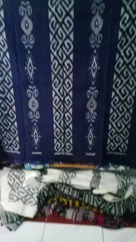 Tenun ikat pilihan dengan warna memukau