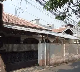 DIJUAL RUMAH BESAR BANGUNAN LAMA KAWASAN KEBON BARU TEBET