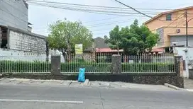 Rumah Pinggir Jalan Raya dengan Taman Luas di Condet