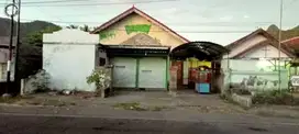 Rumah toko jalan utama Banyupoh Seririt Bali