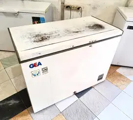 Dijual Freezer Box GEA 310L Pemakaian Normal, Siap Pakai