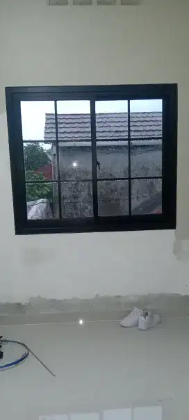 Mengerjakan berbagai macam alumanium jendela pintu partisi dll