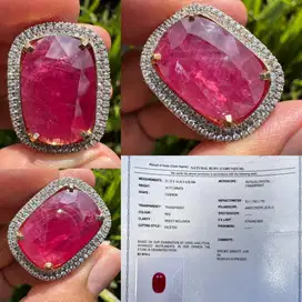 Natural Ruby Burma Red 14.77crt H(a) serti AGL Lab