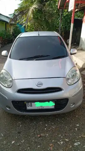 Dijual Nissan March Tahun 2012 warna Silver.