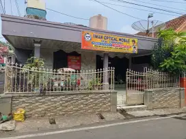 Rumah strategis Bandar Lampung Tanjung Karang Pusat dilalui 2 mobil