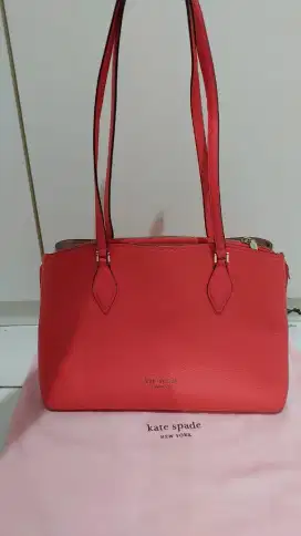 Kate Spade warna Magenta