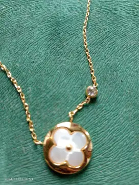 Kalung Lv bunga clover elegan