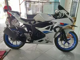 Suzuki GSX R-150 (2018) + Helm KYT TTCourse (putih, size M)