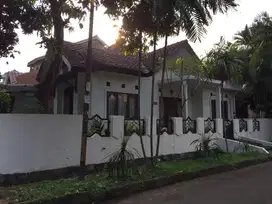 Sewa rumah, Luas dan Asri di Hook, 1 LT, 2+1KT, 1+1KM, Gudang, Garasi