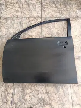 Pintu depan kiri mobil Toyota Avanza
