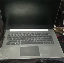 jual laptop kondisi semua baik, kecuali ada 1garis pd layar