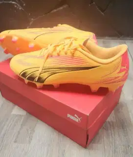 Sepatu sepak bola puma ultra