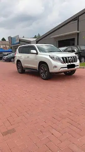 Toyota Prado 2014 cc 2.7 white on black