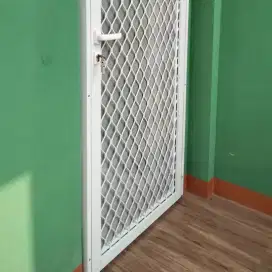 Pintu exspanda kawat nyamuk