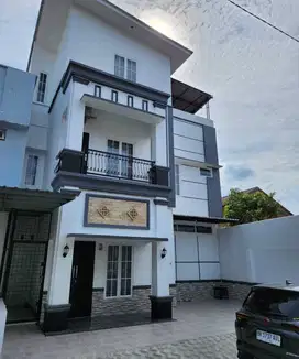 Dijual rumah baru 3 lantai di jalan seroja sunggal