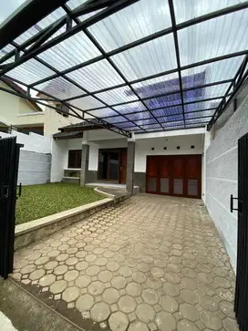 Rumah asri dengan taman di komplek Pondok Hijau Bandung