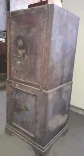 Brankas antik kuno. Kondisi masih original. Kunci2 lengkap.