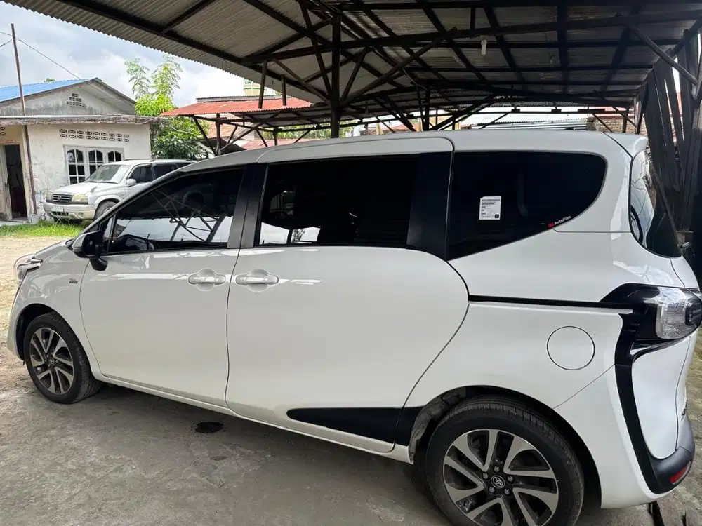 DIJUAL TOYOTA SIENTA KONDISI SEPERTI BARU