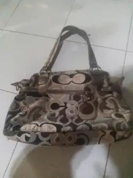 Tas wanita merk coach  est1941