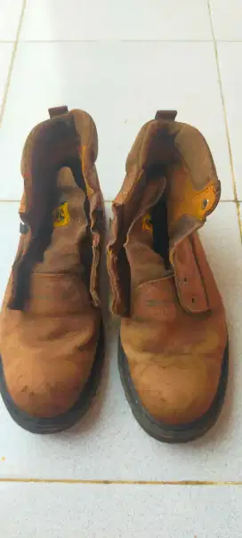 Sepatu proyek merk stride