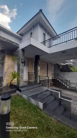 Rumah mewah, cantik disewakan + kolam renang