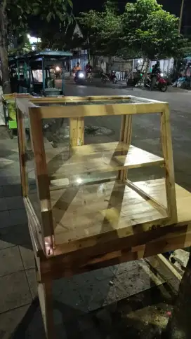 Etalase kuliner Kaca dan kombinasi Kayu jati Belanda