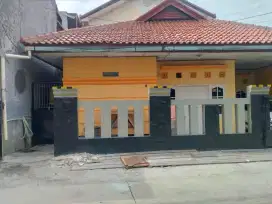 Di Jual Rumah dengan kamar kos 11 pintu dan 1 rumah kontrakan.